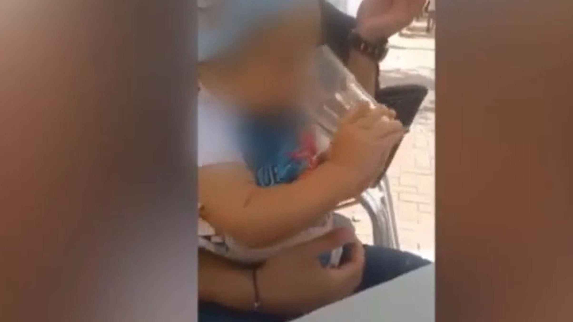 Il papà da sigarette e alcol al figlioletto: "così diventa un vero uomo"