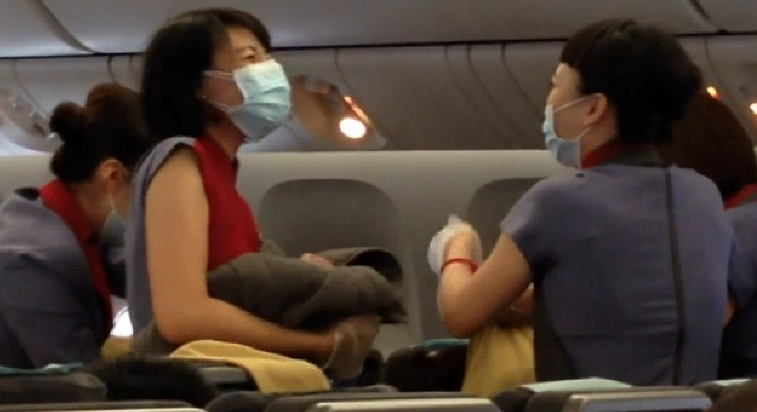 Partorisce sull'aereo durante il volo: dovrà pagare 30.000 dollari di multa
