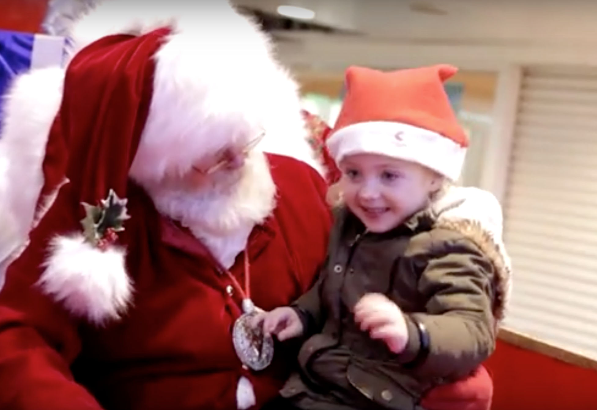 La bimba è sorda: ma Babbo Natale conosce la lingua dei segni