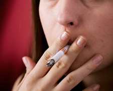 Il fumo potrebbe causare l'acne nelle donne
