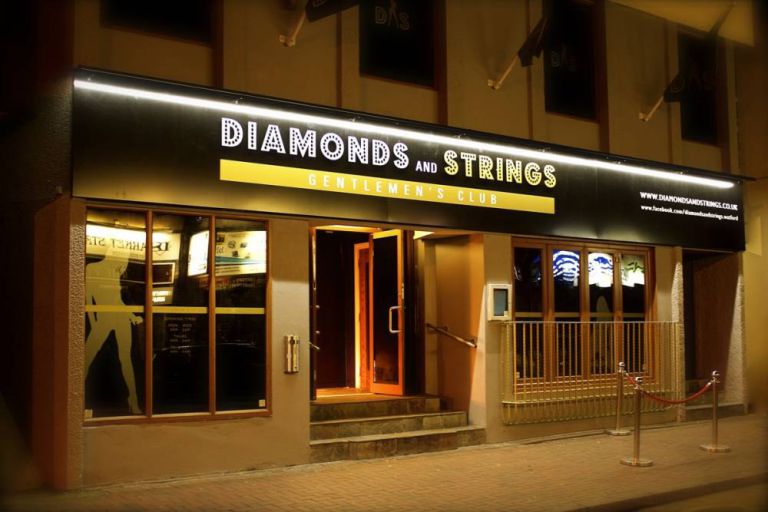 Grande sperperatore si sveglia con una ricevuta di 17.000€ dello strip clup