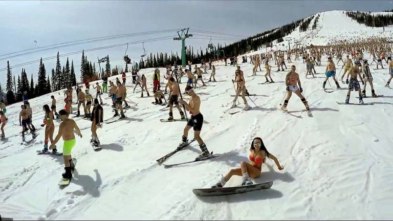 Sciatori in bikini tentano il battere il record del mondo