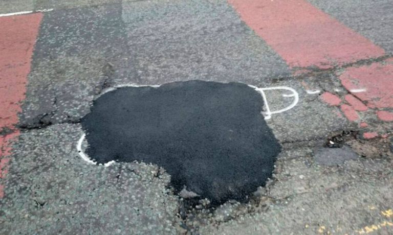 Artista misterioso disegna peni per far riempire le buche