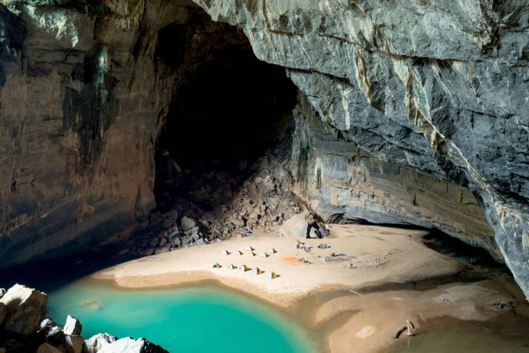 La bellissima spiaggi dentro alla grotta