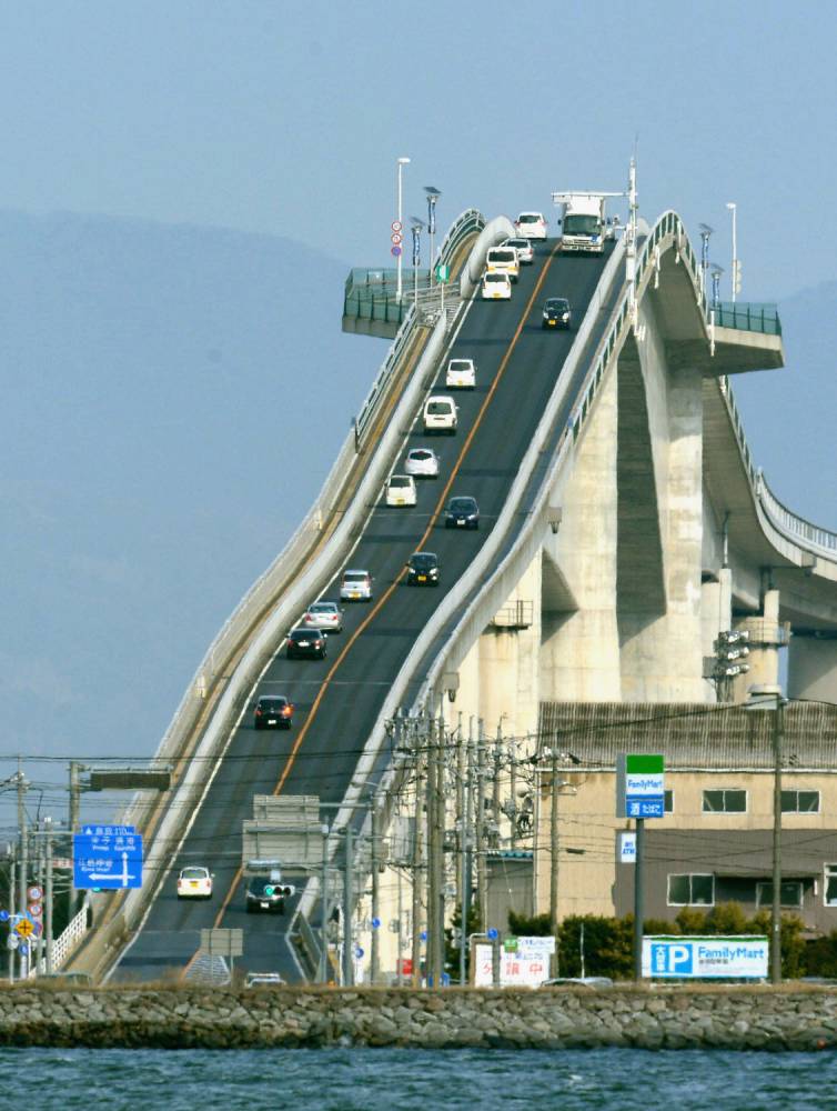 Il ponte giapponese che sembra una montagna russa