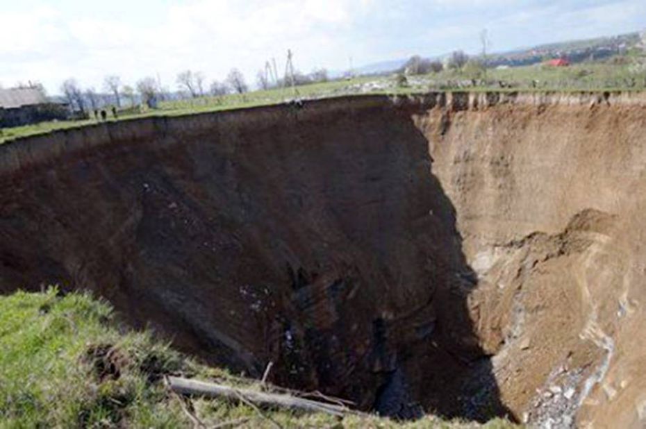 Cratere di 100m inghiotte 7 case in Ucraina