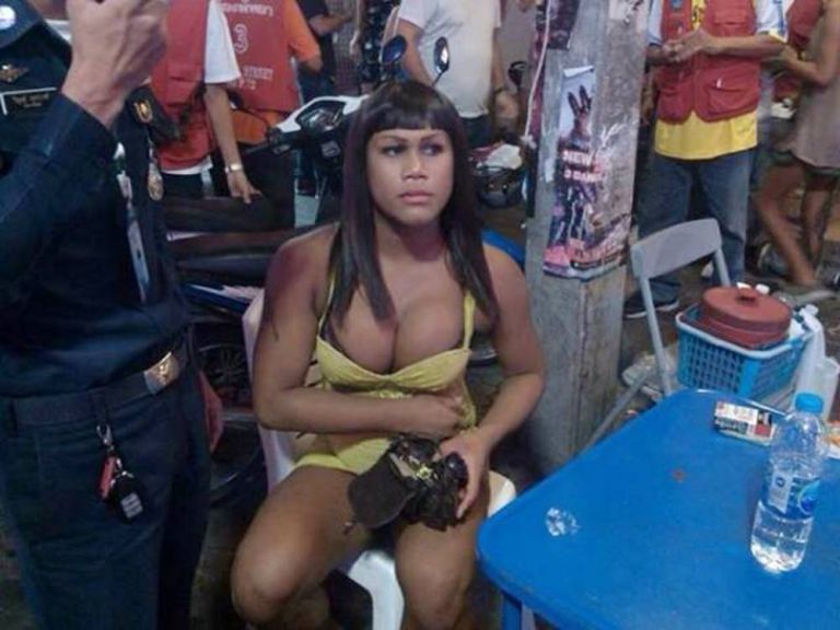 Turista picchiato da un trans per aver respinto le avances