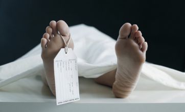 Cadavere inizia a muoversi sulla strada per l'obitorio