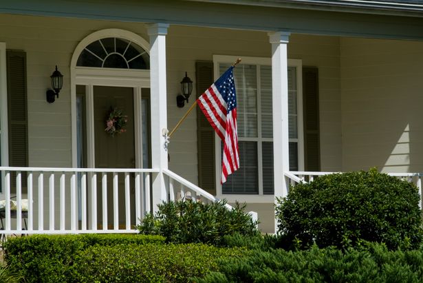 Come apporre la propria bandiera fuori casa