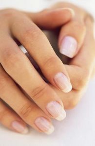 Come fare un trattamento con olio per le unghie secche