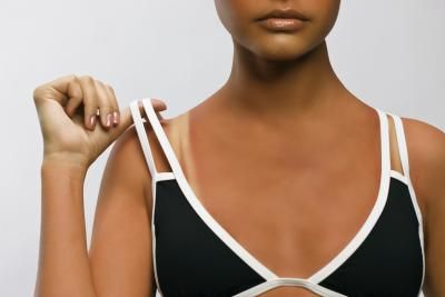 Come rimuovere lo spray abbronzante senza usare il baby olio