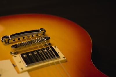 Rimozione dei graffi da una chitarra elettrica