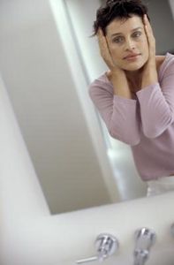Come rimuovere le macchie del sole mentre si invecchia