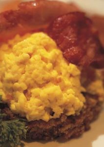 Come fare delle morbide uova strapazzate con il formaggio