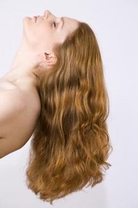 Gli oli e i frutti migliori per capelli sani e luminosi
