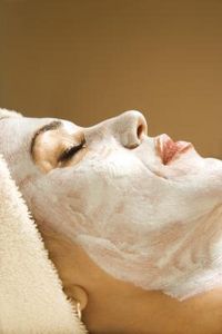 Come rendere il vostro viso liscio a casa usando una maschera facciale