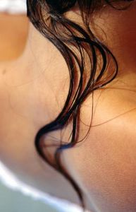 Come rendere i capelli ricci morbidi e setosi