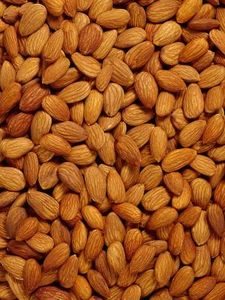 Come fare uno sciacquo per capelli con olio di mandorle e camomilla