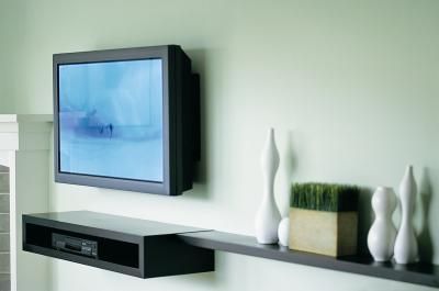 Montare la tv a schermo piatto sul muro