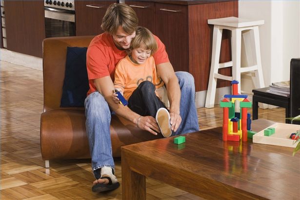 come insegnare a un bambino ad allacciarsi le scarpe
