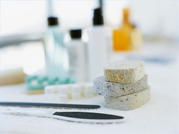 Come usare la pietra pomice per la manicure