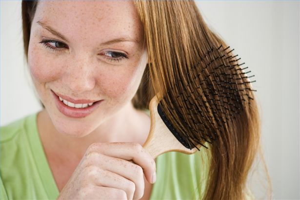 Come far crescere capelli più lunghi, più forti e più sani usando ingredienti naturali