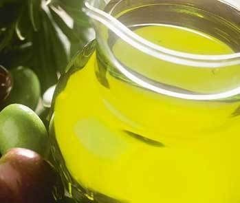 Come usare l'olio di oliva per un trattamento di bellezza notturno