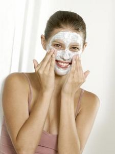 Come fare una maschera facciale naturale con avocado, carota e panna