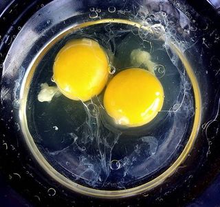 Rimedio casalingo per capelli secchi, con uova, olio di oliva e aceto