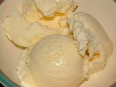Semplice gelato alla vaniglia fatto in casa