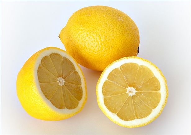 Come bere l'acqua e limone calda