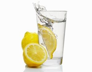 Come trarre beneficio dall'acqua e limone