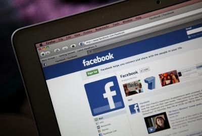 Come caricare più immagini su Facebook