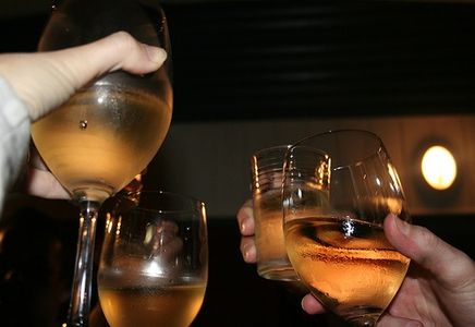 Perché si fanno toccare i bicchieri tra loro prima di bere?