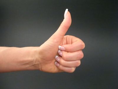 Come posso far diventare bianca la punta delle mie unghie?