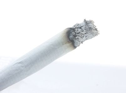 Come rimuovere la puzza di fumo dai vestiti