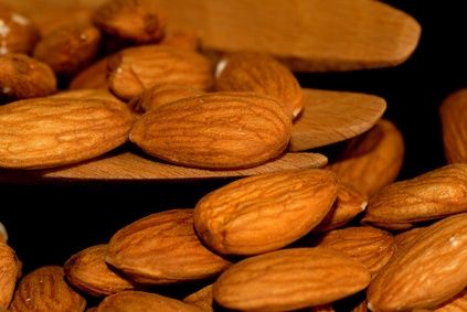 Come usare l'olio di mandorle per il viso