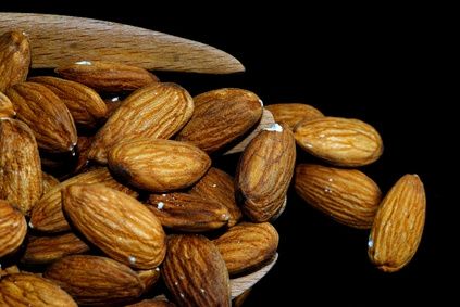 Benefici dell'olio di mandorle per le mani secche e le unghie
