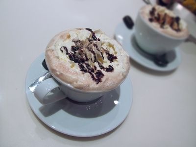 Come fare una cioccolata calda bianca con lo sciroppo di cioccolato bianco?