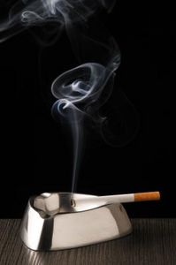 Come sbarazzarsi velocemente della puzza di fumo