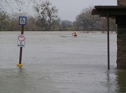 Come liberarsi dei danni fatti dall'acqua e dell'odore di un allagamento