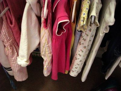 Come rimuovere le macchie gialle dai vestiti dei bambini