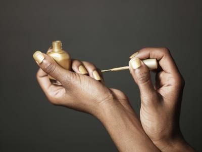 Consigli su come usare l'olio per unghie