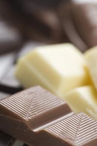 Come fondere le scaglie di cioccolato bianco per immergere i cibi
