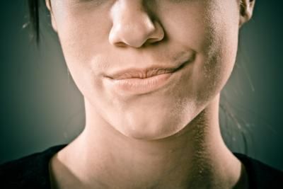 Come usare lo sugaring sul labbro superiore
