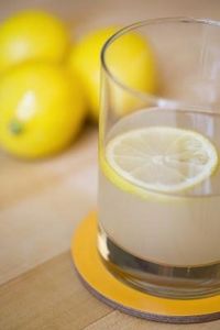 Come fare una bevanda dietetica con acqua e limone