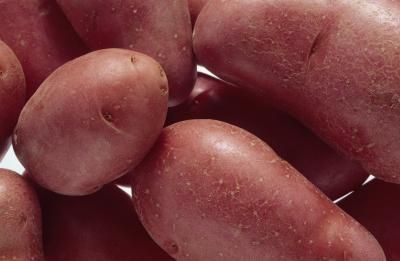 Insalata di patate rosse pelate