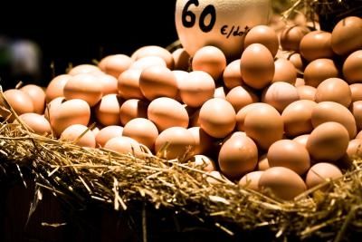 Come usare le uova per un trattamento proteico per i capelli