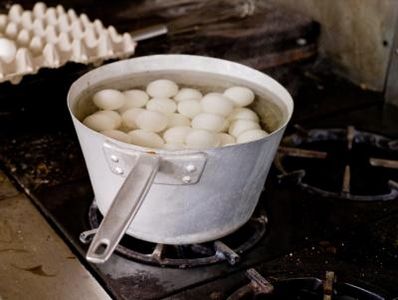Come far bollire le uova in modo che non siano difficili da sgusciare