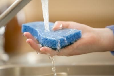 Come ridurre l'odore di una spugna da cucina